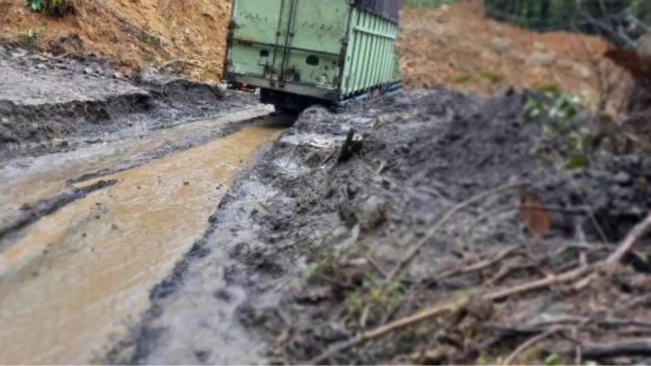 TNNavbharat's tweet card. Indonesia Flash Floods: इंडोनेशिया में भूस्खलन और अचानक आई बाढ़ की चपेट में आने से 16 लोगों की मौत हो गई, जबकि कम से कम नौ लापता बताए जा रहे हैं। स्थानीय आपदा प्रबंधन एजेंसी के प्रमुख बर्गास कैटुरस...