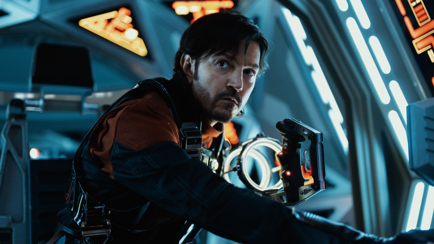 THR's tweet card. The ‘Star Wars’ series also helps ‘Rogue One’ onto the top 10 movie chart.