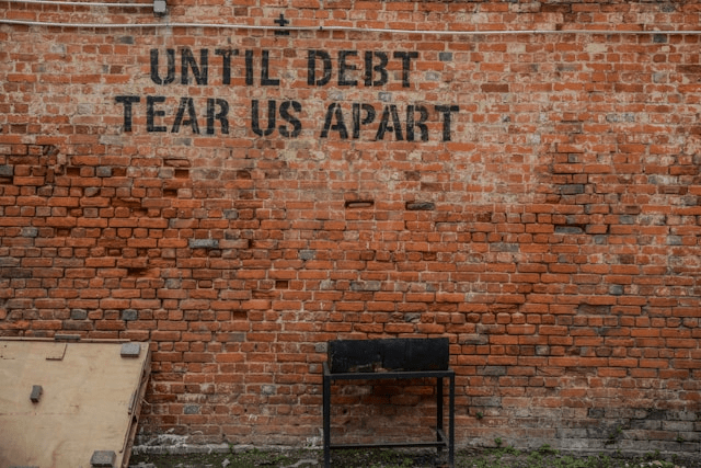 UnwantedLife_Me's tweet card. It's surprisingly easy to find ourselves in a debt trap. It doesn't even have to be a result of our own actions. This is my story