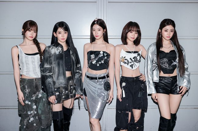 SOURCEMUSIC's tweet card. 르세라핌, 스파게티 소스처럼 스며든다..2025 전방위적 활동ing