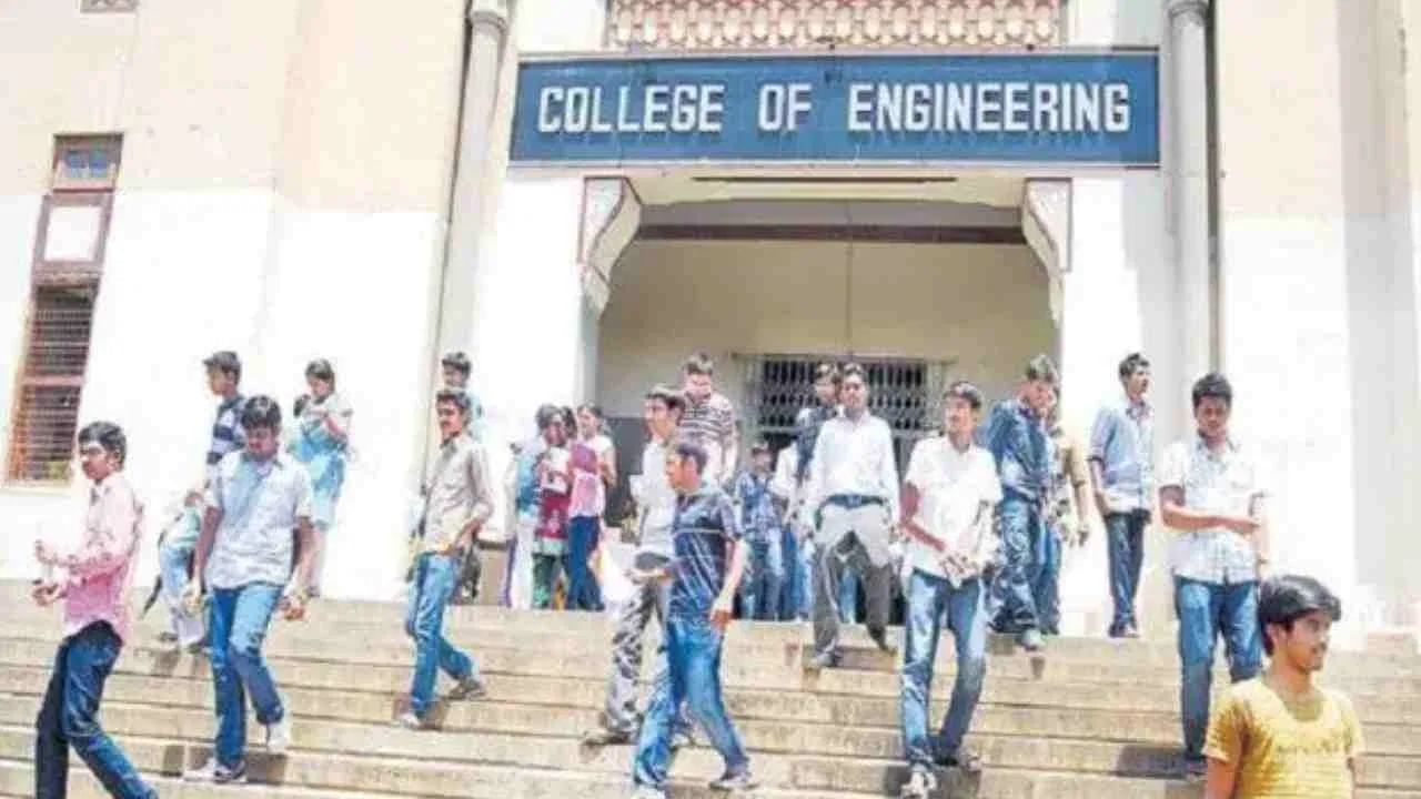 tv9kannada's tweet card. ದುಬಾರಿ ದುನಿಯಾದಲ್ಲಿ ಜೀವನ ಸಾಗಿಸಲು ಹೆಣಗಾಟ ನಡೆಸುತ್ತಿರುವ ಮಧ್ಯಮ ವರ್ಗದ ಜನರಿಗೆ ಸರ್ಕಾರ ಶಾಕ್ ಮೇಲೆ ಶಾಕ್ ಕೊಡುತ್ತಲೇ ಇದೆ. ಬೆಲೆ ಏರಿಕೆಯಿಂದಾಗಿ ಸುಧಾರಿಸಿಕೊಳ್ಳಲು ಆಗದ ರೀತಿಯಲ್ಲಿ ಜನರು ಕಂಗಾಲಾಗಿದ್ದಾರೆ. ಇನ್ನು ಶಿಕ್ಷಣ ಕ್ಷೇತ್ರ...