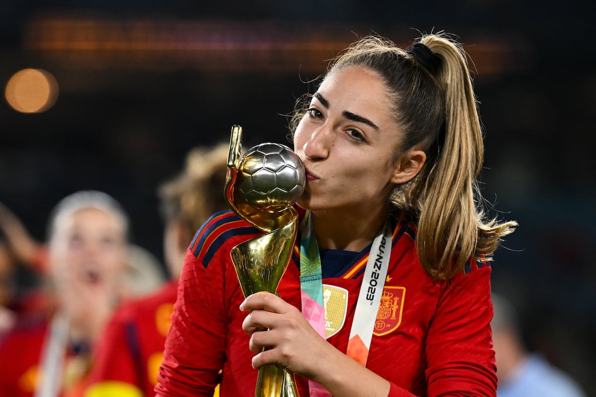 elpais_deportes's tweet card. La sevillana hace historia al marcar el gol que otorga a España su primer título y se lo dedica a la madre de una amiga que falleció recientemente