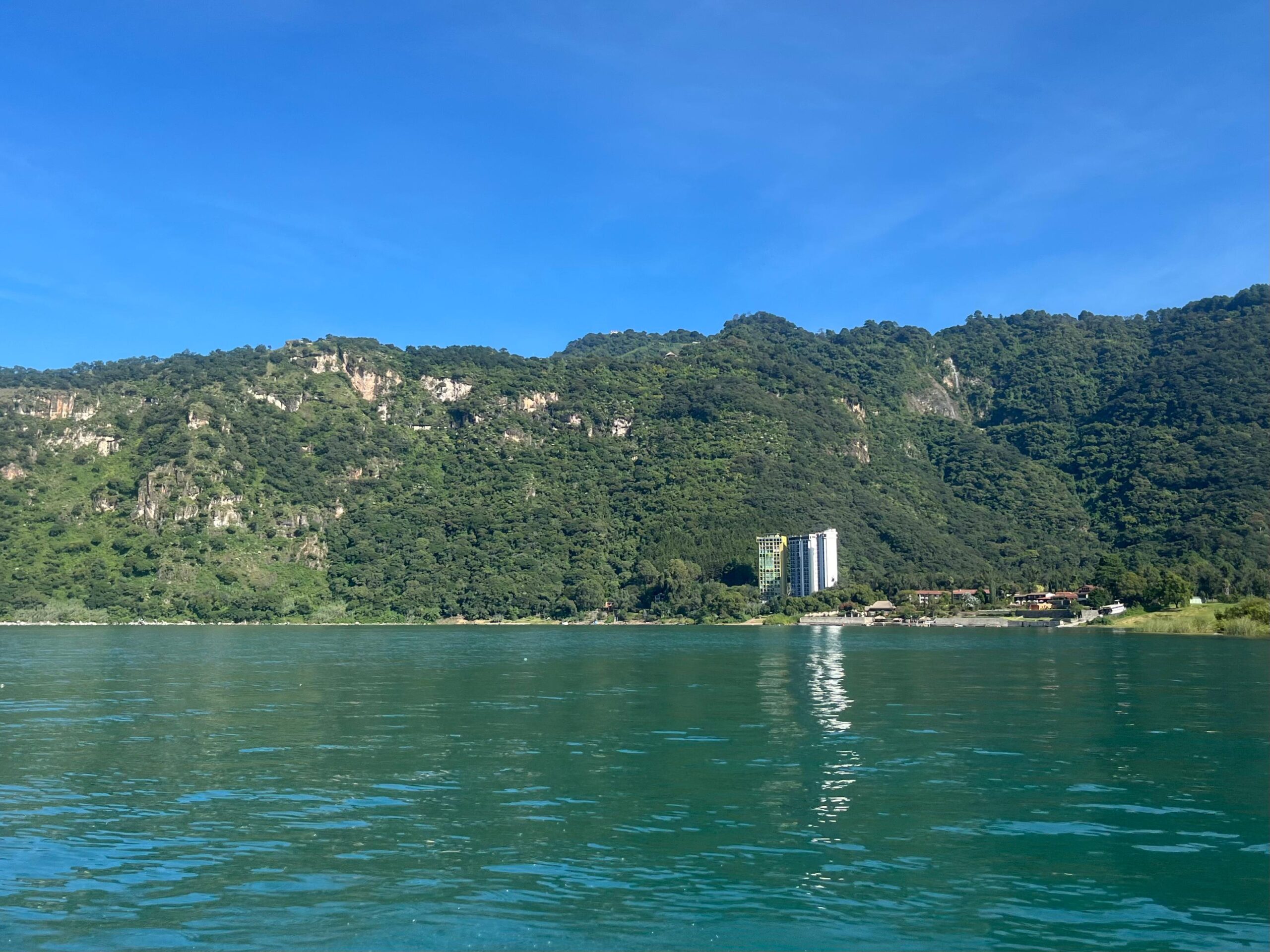 _ojoconmipisto's tweet card. El Ministerio de Ambiente y Recursos Naturales (MARN) realizó el monitoreo. en el Lago de Atitlán.