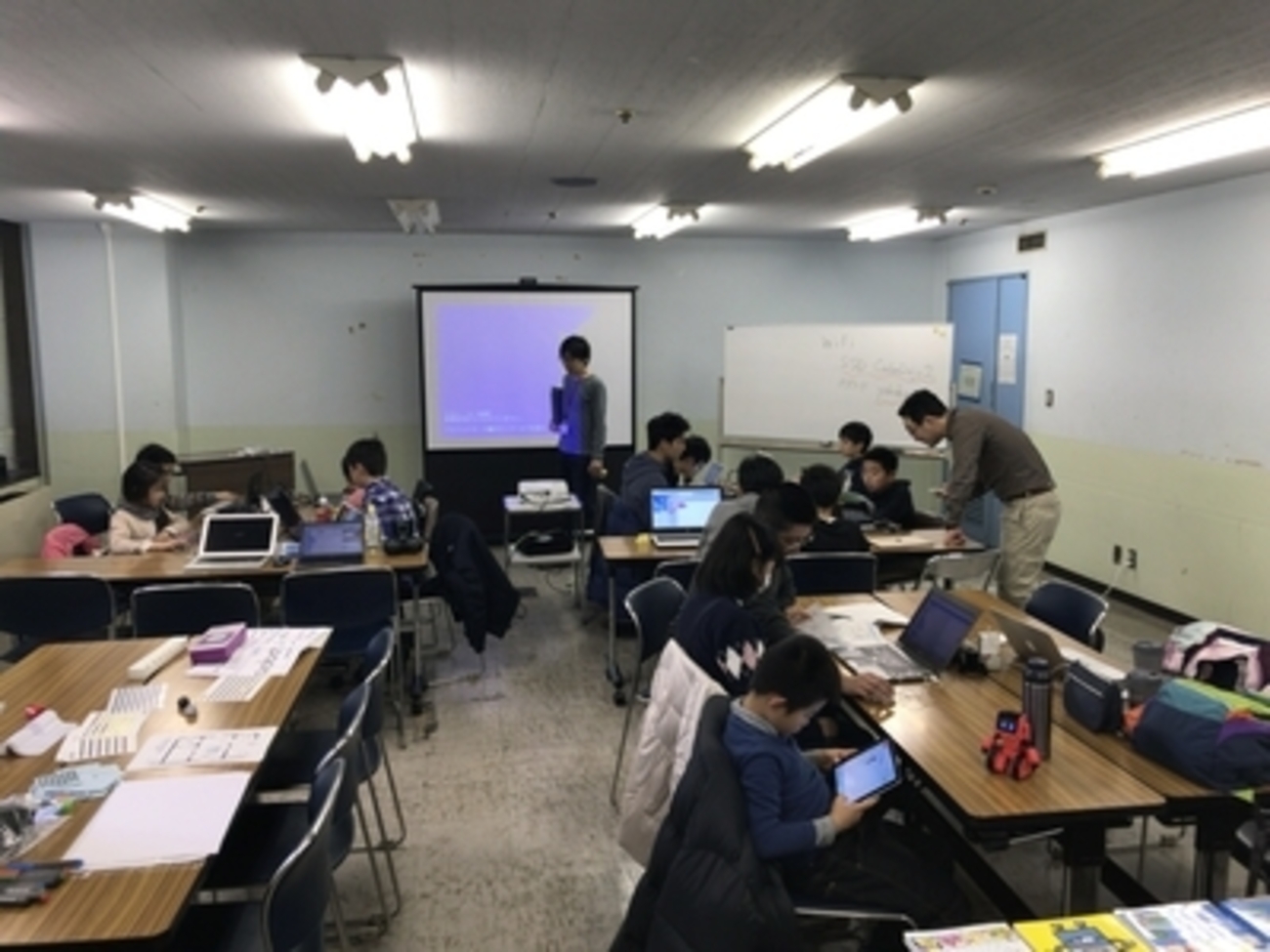 CoderDojoYKHM's tweet card. 2019/02/10(日) 14:00-16:00＠かながわ県民センター 参加者は合計17名でした。（未就学児:2名、小1-3年:7名、小4-6:6名、中学生:2名、 ※男子12名、女子5名） はじめに CoderDojo横浜では、多くの初心者の子どもに興味を持って取り組んで欲しいという想いから、できる限りプログラミン…