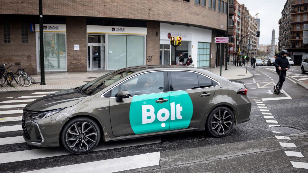 EnLuchaVTC's tweet card. Uber, Cabify y Bolt aprovechan los momentos de mayor demanda para incrementar sus tarifas en hora punta