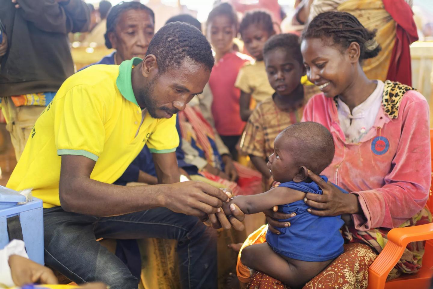 UNICEFMada's tweet card. Au lancement du projet « Groupe de soins » dans l’Androy, autorités locales et sanitaires se sont unies pour rattraper les enfants zéro dose et sous-vacciné