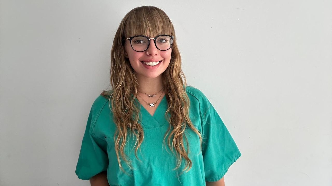lavozdegalicia's tweet card. Natalia Arnaiz, alumna de la Escola de Enfermería de Lugo, pretende facilitar el diagnóstico temprano y apoyar a pacientes y sanitarios. «Si la persona está sola, se facilita esa llamada de emergen...