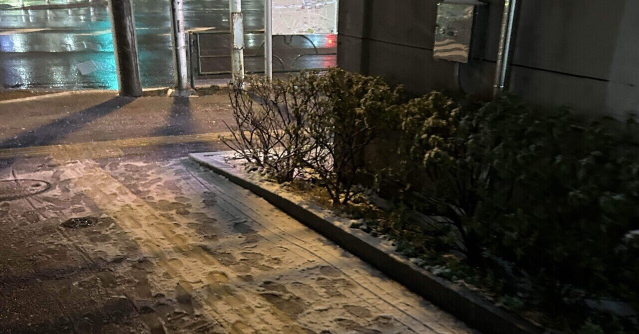 tenbin819's tweet card. 胸を叩く春雪のけふ父となり 山本たくみ その日は突然に来た。妻からのLINEで職場を飛び出した時、相当な顔面蒼白であったと後に同僚に聞いた。メモリアルな1日をここで文にしてもいいが、俳人たる者やはり句に残しておきたい。そんなわけで今、天秤3号の新作として鋭意作成中である。来たる11月23日の文学フリマ東京41にて刊行予定なので是非ともよろしくお願いします…！