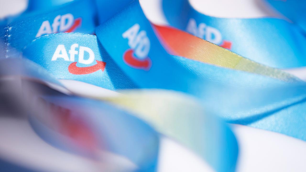 tagesschau_eil's tweet card. Das Bundesamt für Verfassungsschutz hat eine Neubewertung der AfD auf Bundesebene vorgenommen. Demnach bestehen keine Zweifel mehr, dass die Partei insgesamt rechtsextremistisch ist. Von Michael...