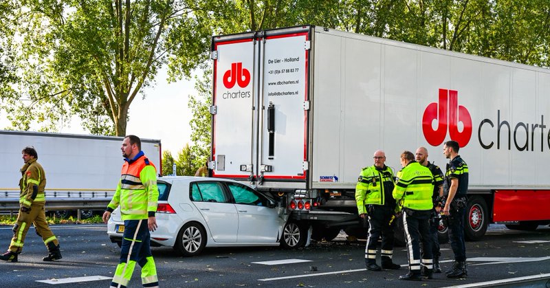 Auto schuift onder vrachtwagen op de A20