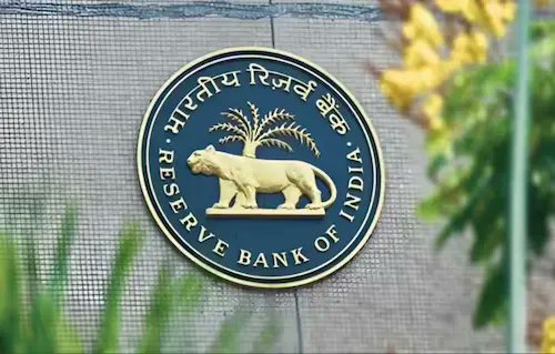 Vaartha_Hindi's tweet card. RBI: भारतीय रिजर्व बैंक ने लोन देने की प्रक्रिया को सरल और ग्राहकों के व्यवहार आधारित बनाने की दिशा में एक अहम प्रस्ताव जारी किया है। नए