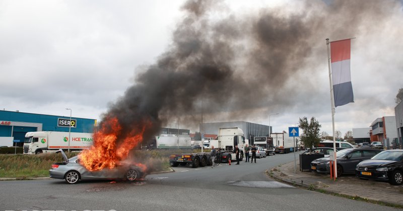 Auto in brand op Maaslandseweg Wateringen
