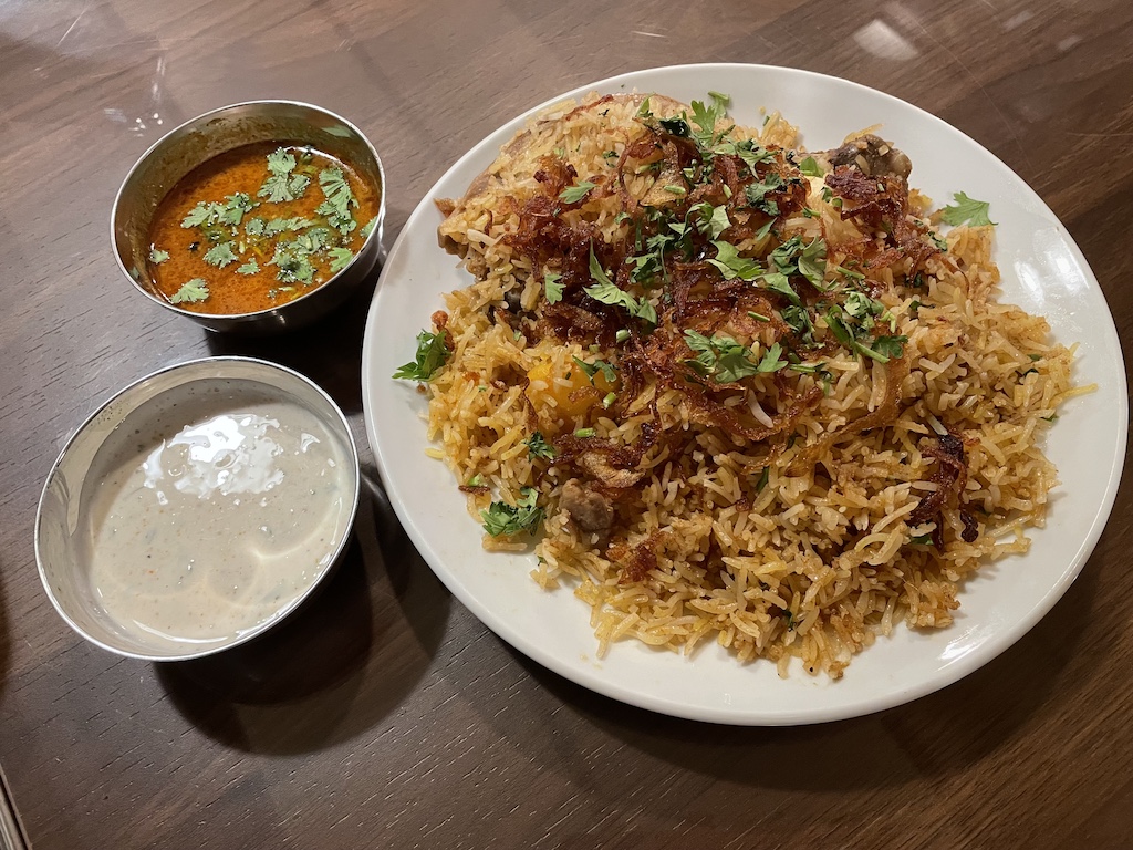 tabelog's tweet card. テレビやWEBメディアで大人気の“カレーおじさん ＼(^o^)／”に今週食べたカレー＆スパイス料理の中からイチオシを教えてもらう連載。今週は、早稲田のインド料理の名店「ムガル」の2店舗目としてオープンした「ムガル 駒込店」をご紹介。