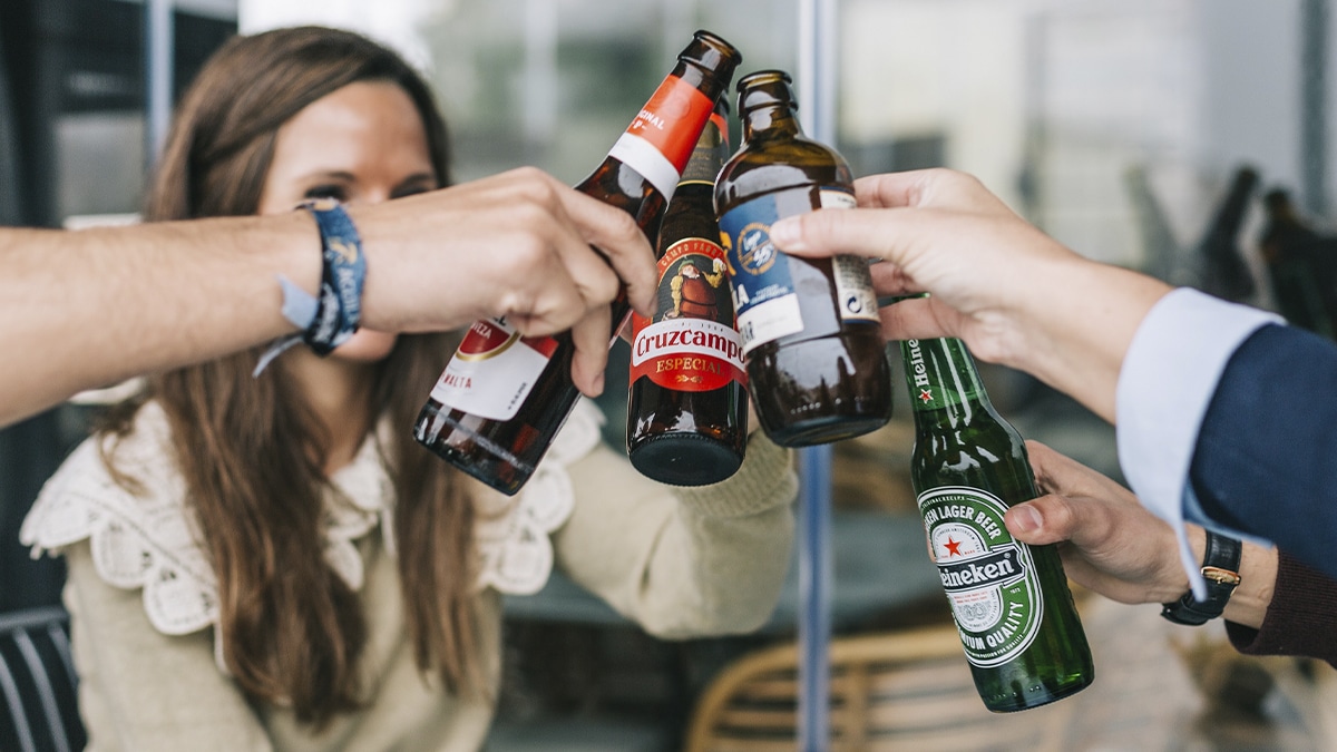 Heineken_ESCorp's tweet card. La plataforma de servicios al hostelero Fuerzabar.es, creada por Heineken, Cruzcampo y Amstel, evoluciona con la incorporación de nuevas herramientas.