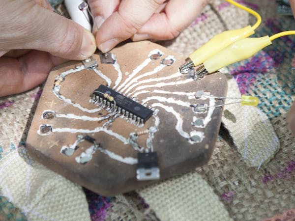 Hacksterio's tweet card. Hackers built eco-friendly clay PCBs with recycled chips and silver paint, offering a sustainable alternative to toxic FR-4 boards.