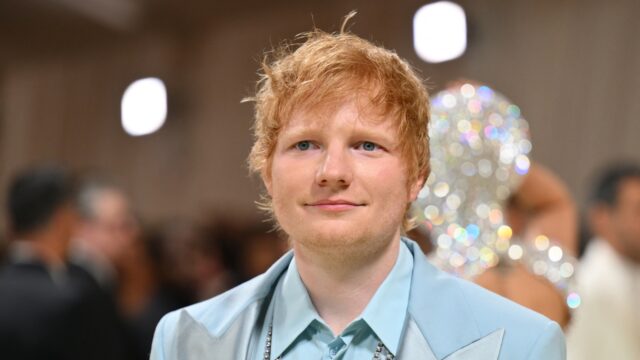 NPORadio2's tweet card. Britse superster Ed Sheeran brengt vandaag zijn gloednieuwe plaat Play uit, met daarop onder andere Azizam, Sapphire en Old Phone. Je luistert het achtste studioalbum van de singer-songwriter...