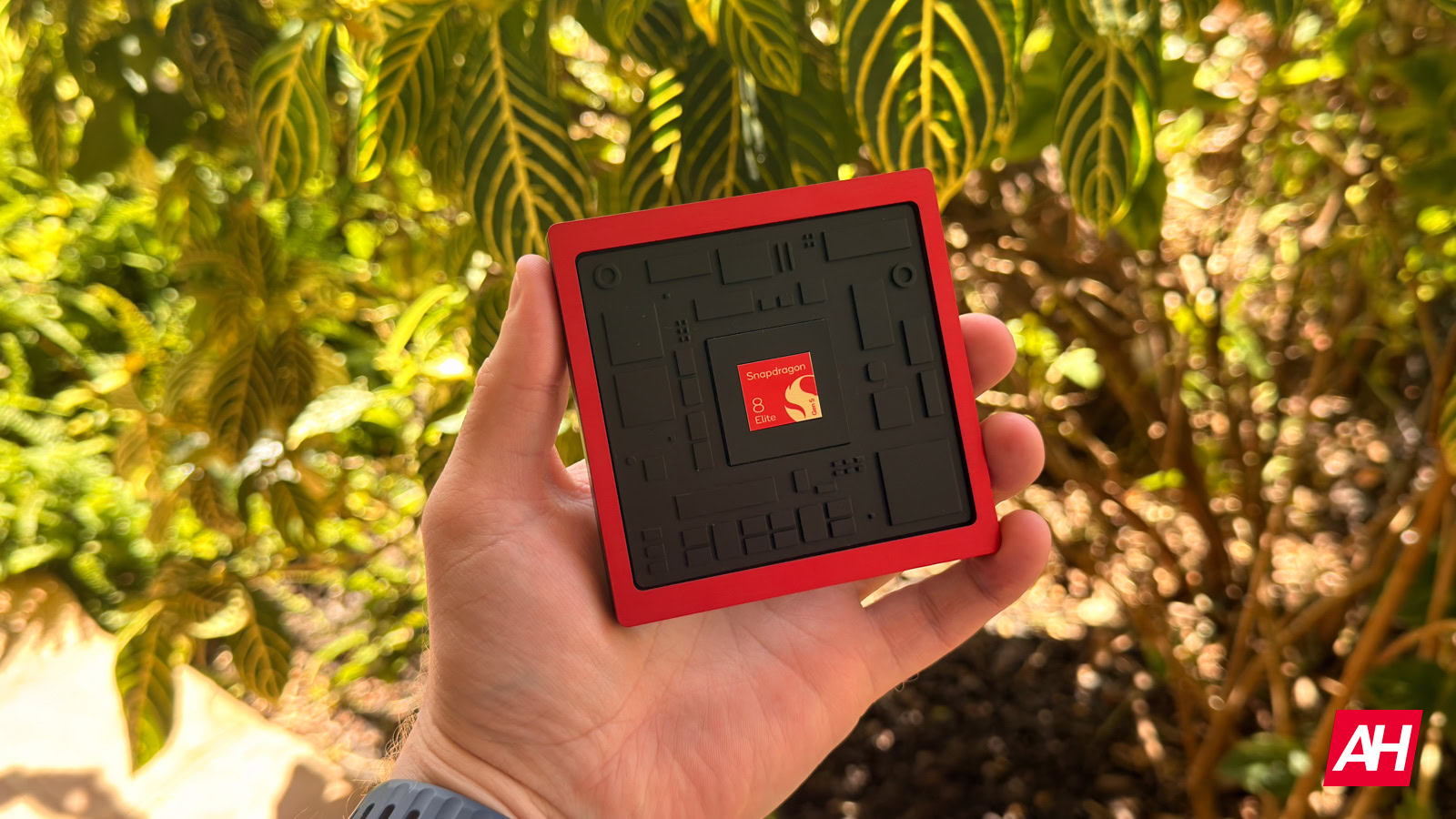 Androidheadline's tweet card. Samsung presents Qualcomm a Snapdragon 8 Elite 5 sample built on its 2nm process, challenging TSMC’s dominance.
