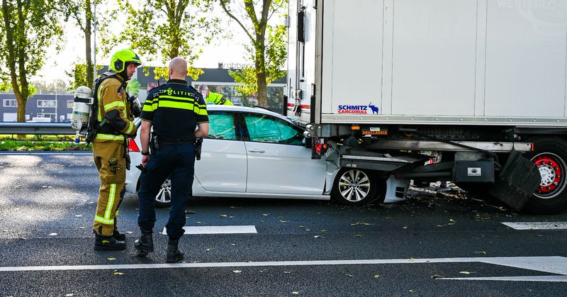 Auto boort zich onder vrachtwagen, bestuurder klimt zelf uit