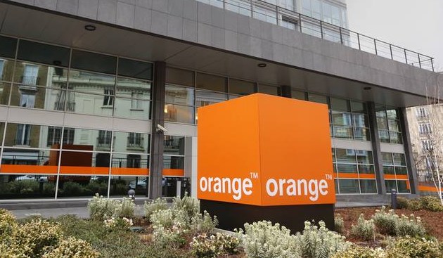 pascal14's tweet card. Orange est Élu Service Client de l'Année 2025 dans la catégorie ' Solutions communicantes pour particuliers ' pour la première fois et dans la catégor