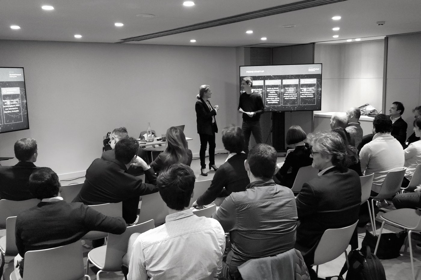 jupyterdata's tweet card. Opérant dans les domaines de l'IA, du cloud, de la VR et des services tech B2B, 15 jeunes entreprises sélectionnées par HPE vont être accompagnées pendant 1 an.
