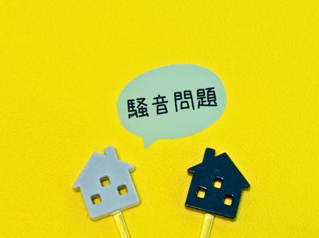 web_notebook's tweet card. 内見なしで契約したら騒音トラブル物件だった！体験談をQ&A形式で解説し、リスク回避策や出口戦略まで紹介します。