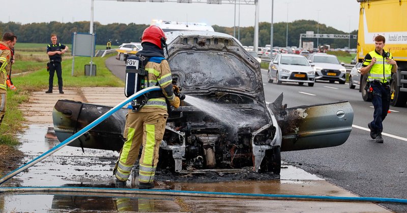Auto verwoest door brand op A1 bij Naarden