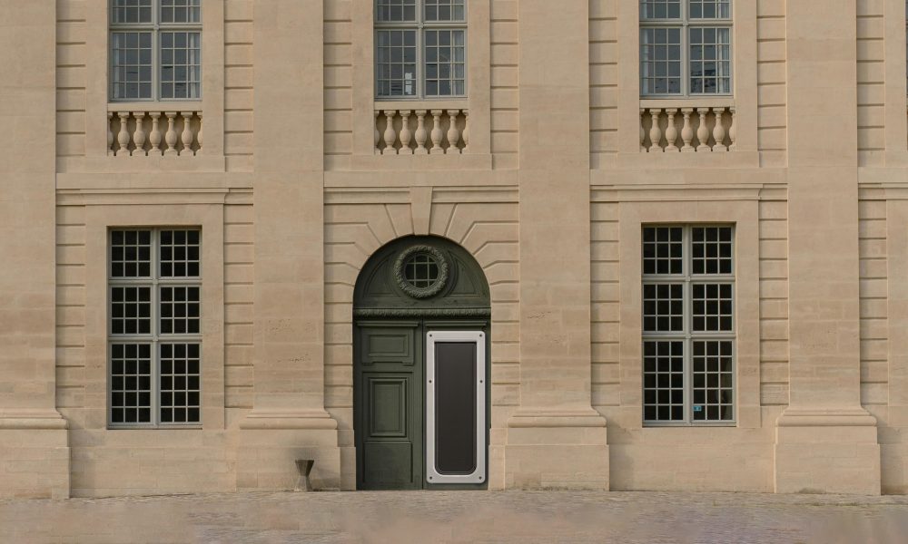 le_gorafi's tweet card. Suite à l'enchaînement incessant des Premiers ministres à Matignon, Emmanuel Macron a annoncé l’installation d’une chatière géante sur la porte d’entrée du bâtiment.