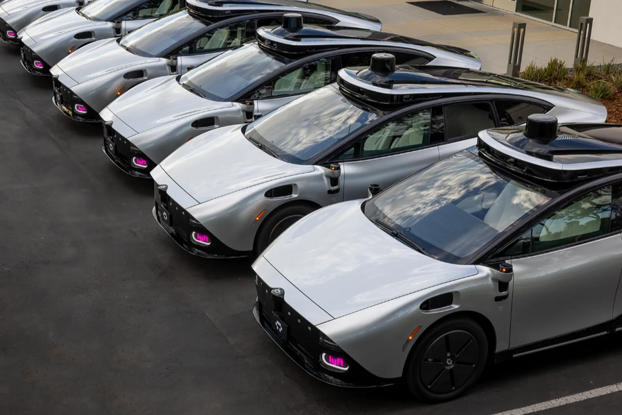 RLDI_Lamy's tweet card. La société de VTC a réservé “des centaines” de taxis autonomes Tensor pour sa propre flotte, avec un déploiement prévu sur certains marchés...-Intelligence artificielle