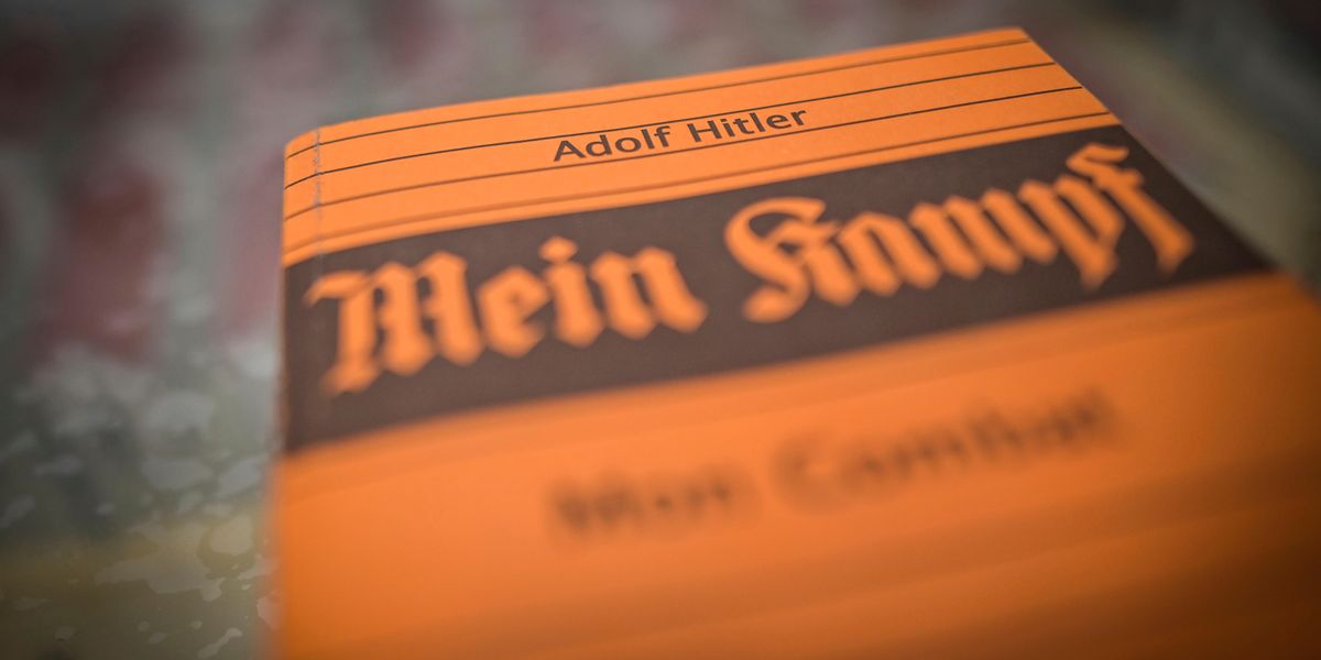johnkampfner's tweet card. Vor hundert Jahren erschien Hitlers Hetzschrift »Mein Kampf«, in der er seine politischen Vorstellungen erläuterte. Wie seine unmenschlichen Theorien trotz Aufarbeitung in der modernen Politik und...