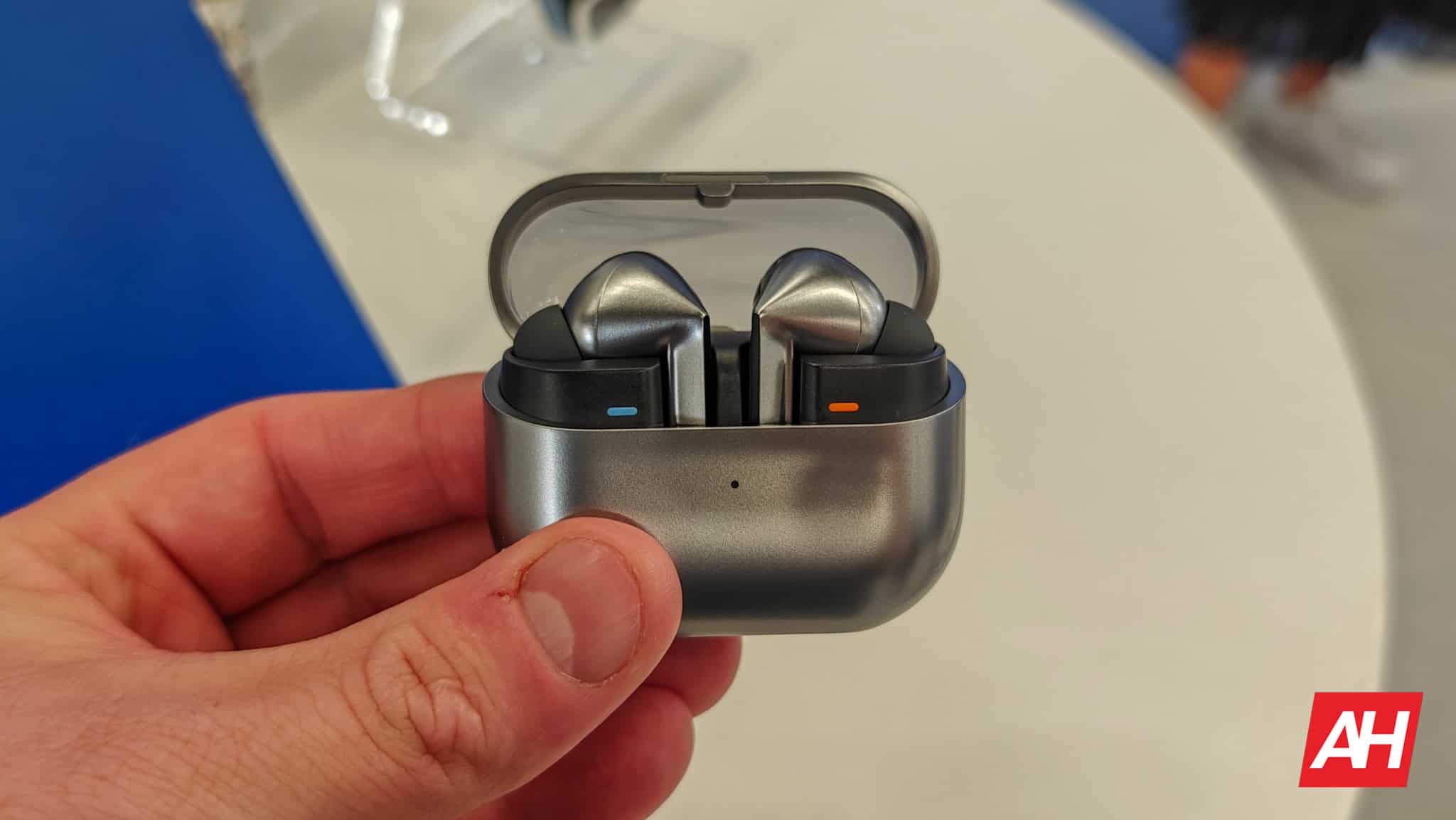 Androidheadline's tweet card. A new leak has given us the first glimpse at the design of the Samsung Galaxy Buds 4 much ahead of the official launch. Read more.