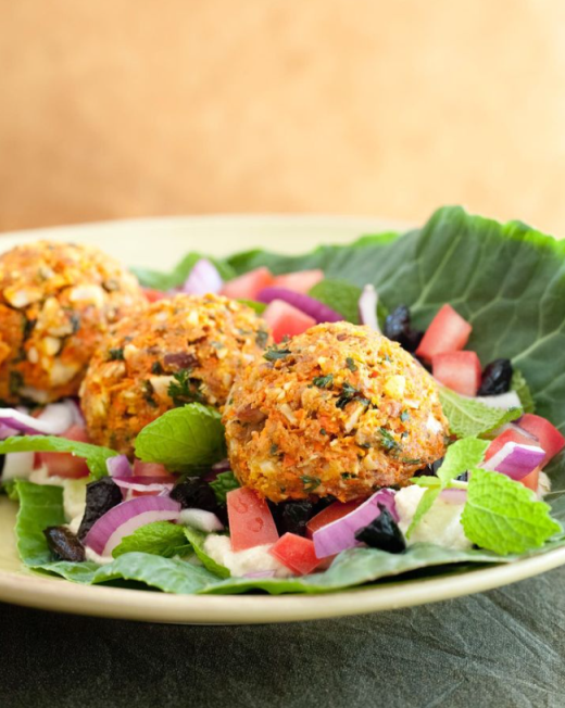 DietCommon's tweet card. What if you could have fresh, plant-based meals delivered right to your doorstep every week, hassle-free? That's exactly what Rawvolution offers!