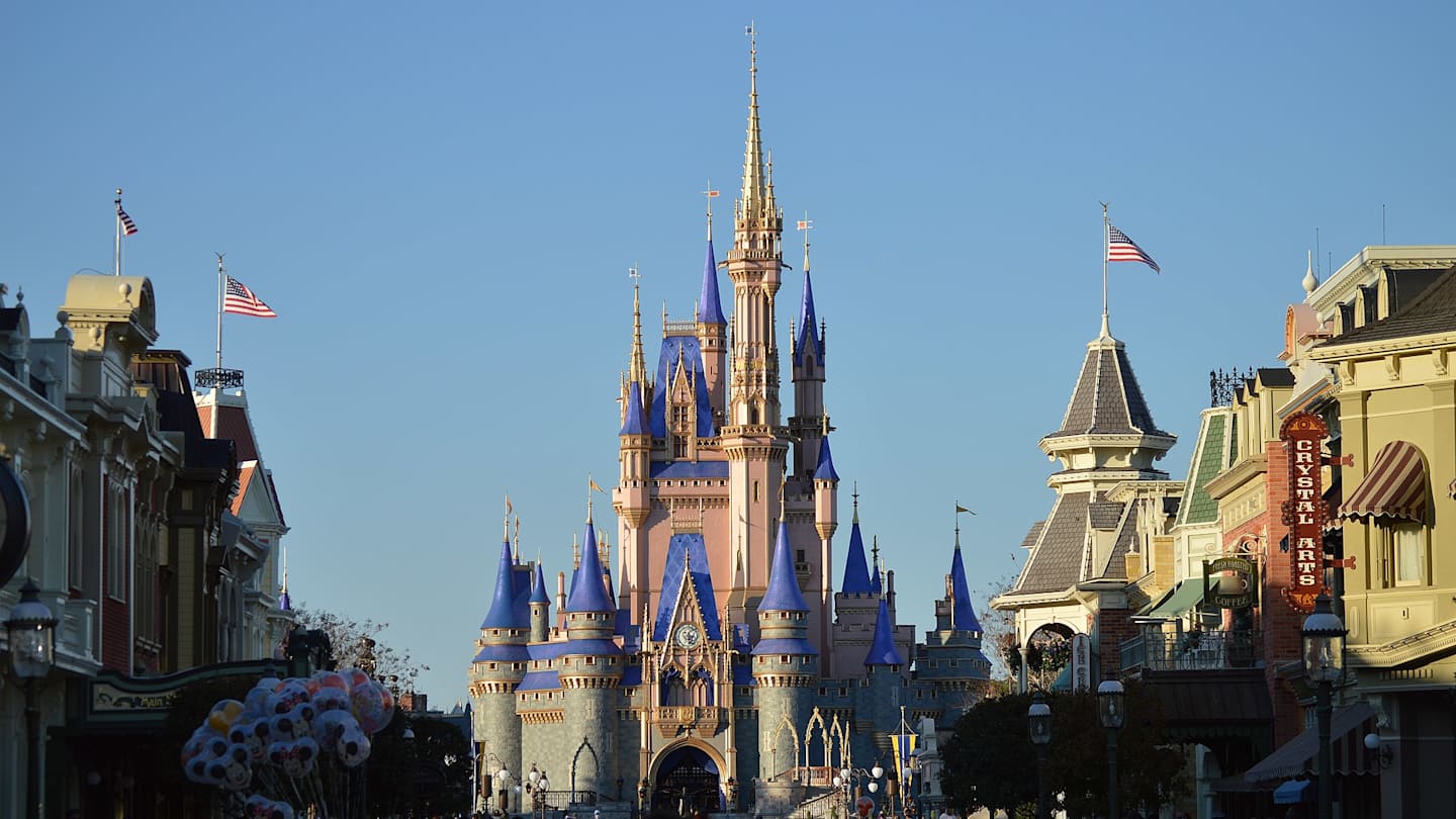 sparynda's tweet card. Disney designers use a brilliant trick to keep you immersed in the fantasy.