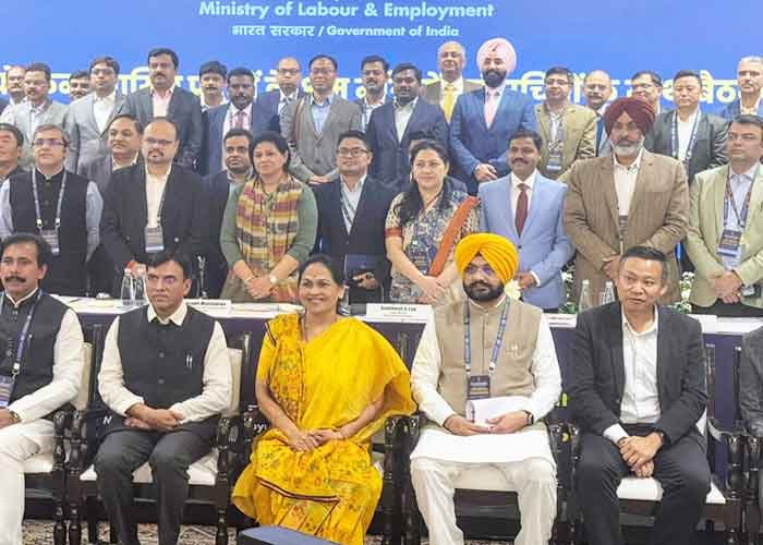 yespunjab's tweet card. Punjab Labour Minister Tarunpreet Singh Sond proposes medical insurance, stipends, and pension benefits for e-Shram workers, highlighting skill training and welfare initiatives.