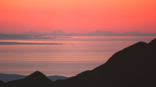 intlinux's tweet card. Current Guinness World Record Longest Line of Sight A thin line of Mountains rises over the Horizon: The Alps, with Barre des Écrins (4.102 m) in the middle left of the image. Distance443 Kilometer…