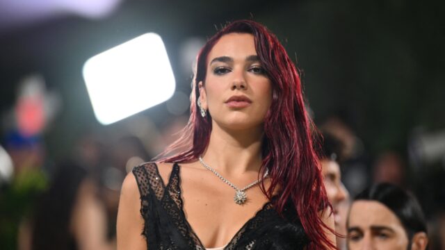NPORadio2's tweet card. Zo’n 2 jaar geleden trapt Dua Lipa haar Radical Optimism-tijdperk af met de aanstekelijke poptrack Houdini. Van de handboeienkoning tot Tame Impala; lees hieronder wie en wat de popster inspireerde.