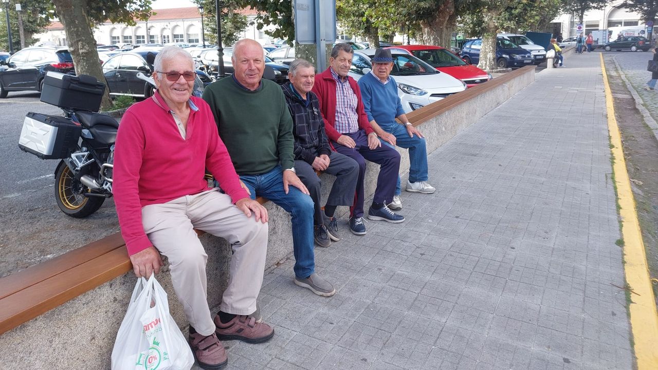 vozdesantiago's tweet card. El Concello instala una tabla de madera a modo de asiento para mayor comodidad de los habituales de ese espacio