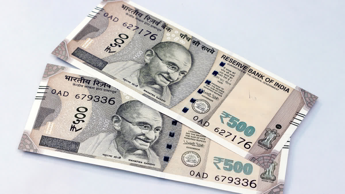 ETVBharatHindi's tweet card. वित्त मंत्रालय ने संसद में कहा कि सभी बैंकों को एटीएम में 100 और 200 रुपये के नोट वितरित करने के निर्देश दिए गए हैं.