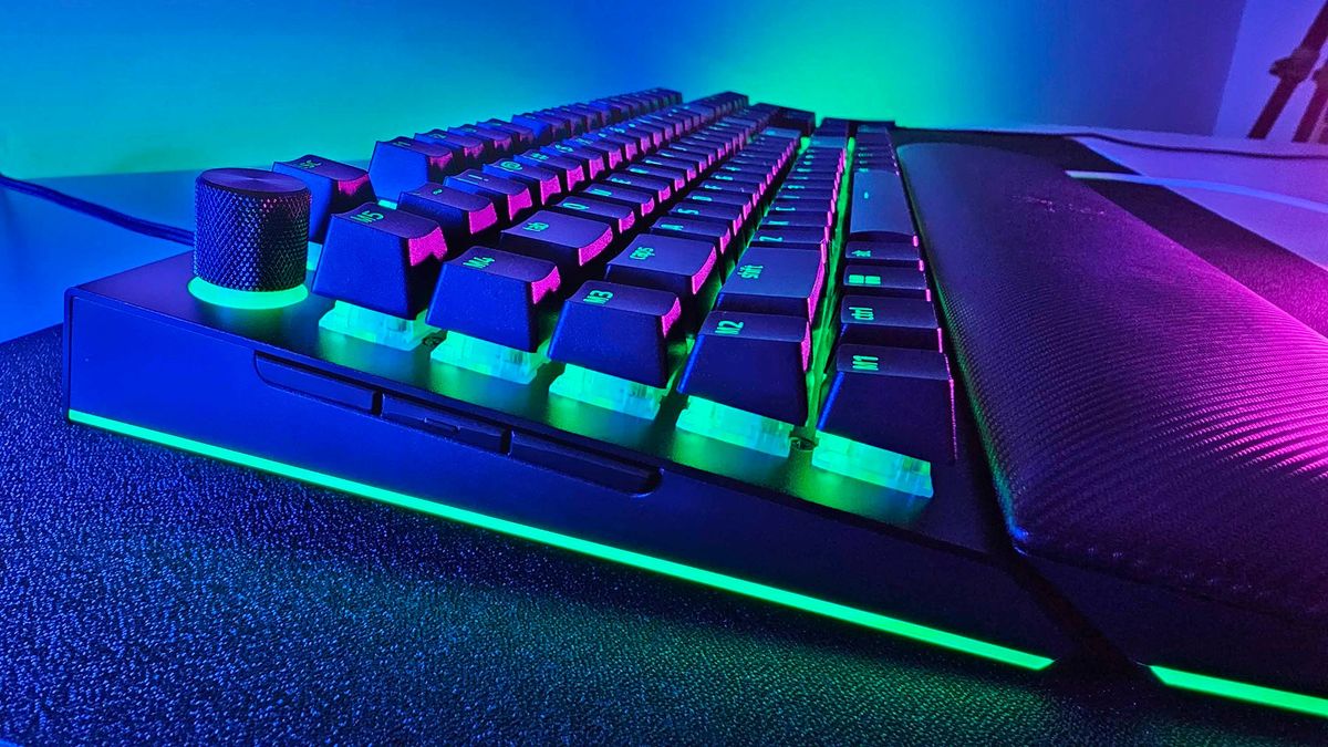 WindowsCentral's tweet card. One of Razer's most feature-rich, customizable, responsive, sturdy, and RGB-heavy keyboards is now on a 20% discount.