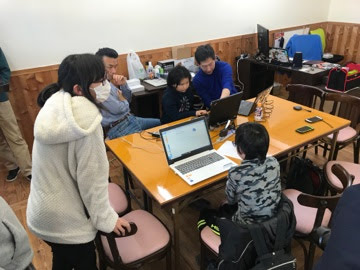 CoderdojoIna's tweet card. # 1月のCoderDojo伊那の参加者を募集しています！ ## CoderDojo伊那に参加するニンジャを募集中！ 7〜17歳でプログラミングに興味があれば大丈夫！ 最初はみんな初心者です。 会場に集まった他のニンジャといっしょに、プログラムに挑戦してみましょう。 また、自分の作ったすごいプログラムをみんなに紹介してみよう。 仲間に紹介したり教えあったりすることで、プログラミングの技術(ス...