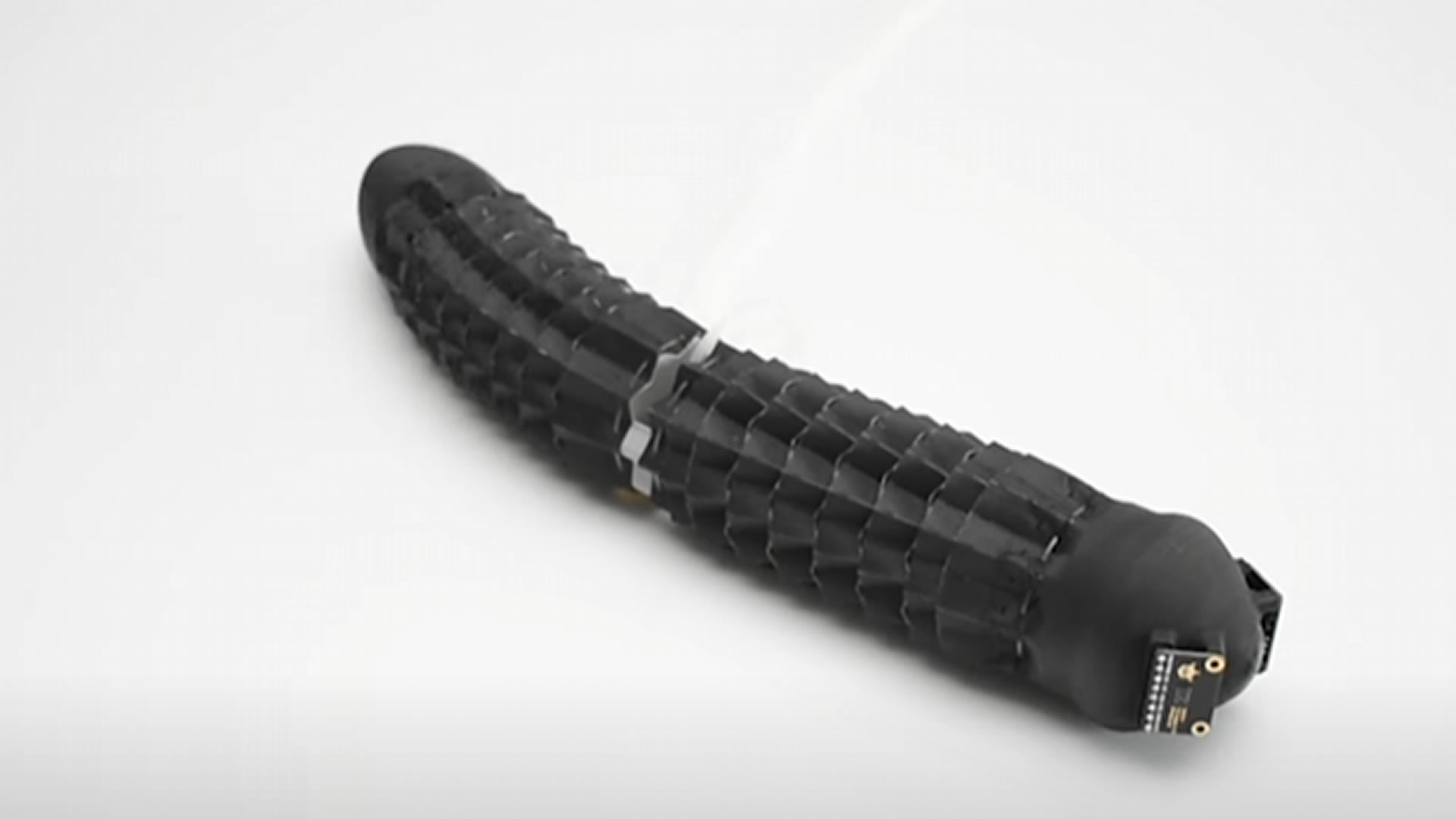 SocionextUS's tweet card. University of Southern Denmark researchers have developed a new soft robot "worm" inspired by how earthworms moves in the real word.