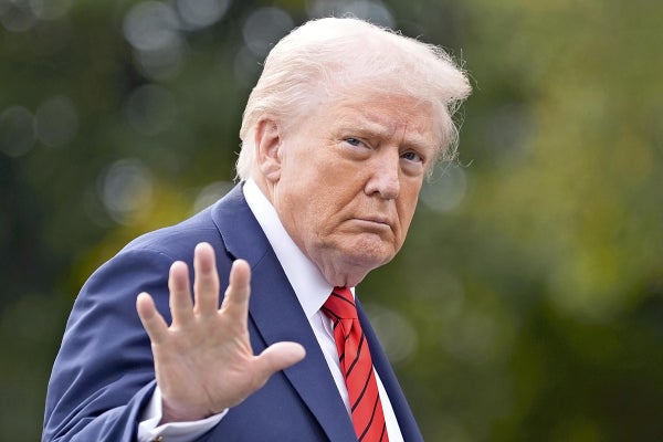 c_k2022's tweet card. 【ワシントン＝田中宏幸】米国のトランプ大統領は１０日、中国がレアアース（希土類）関連の輸出規制を強化する方針を各国に通告しているとして、１１月１日から中国からの輸入品に１００％の追加関税を課すと表明