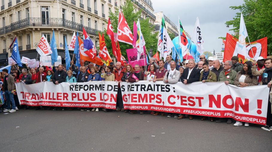 pietraszewski_l's tweet card. L'un d'entre eux est la mesure la plus controversée du texte, qui porte progressivement l'âge légal de départ à la retraite 62 à 64 ans.