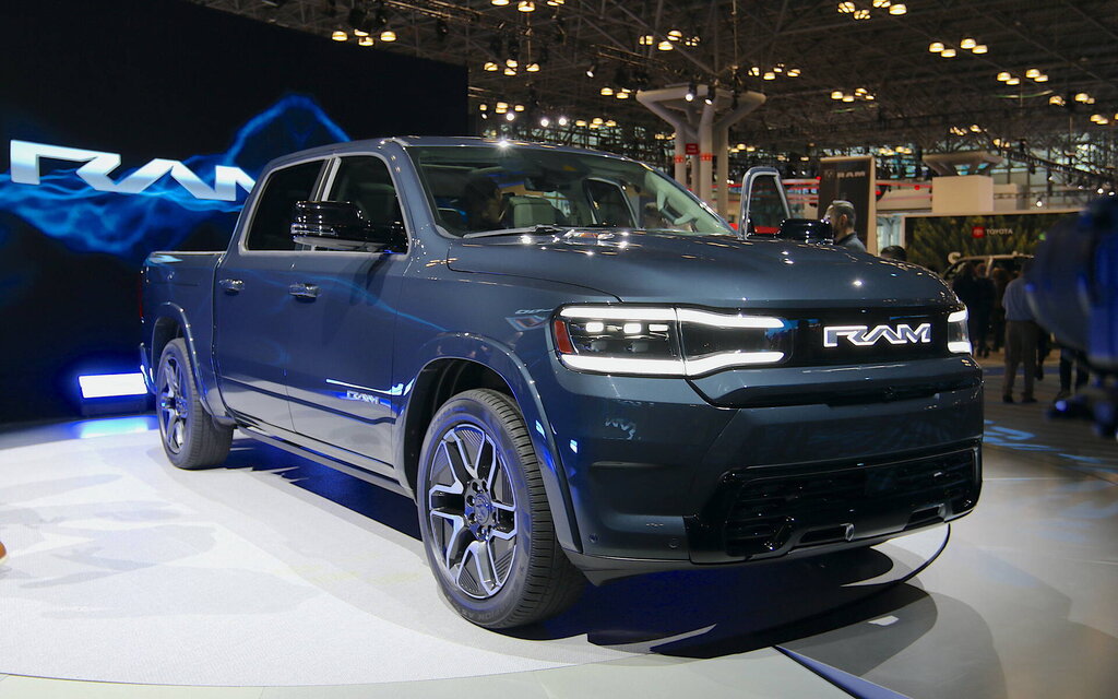 guideauto's tweet card. L’aventure du Ram 1500 REV est déjà terminée avant même d’avoir commencé. Dévoilée officiellement en avril 2023 dans le cadre du Salon de l’auto de New York, la camionnette électrique de Ram devait...