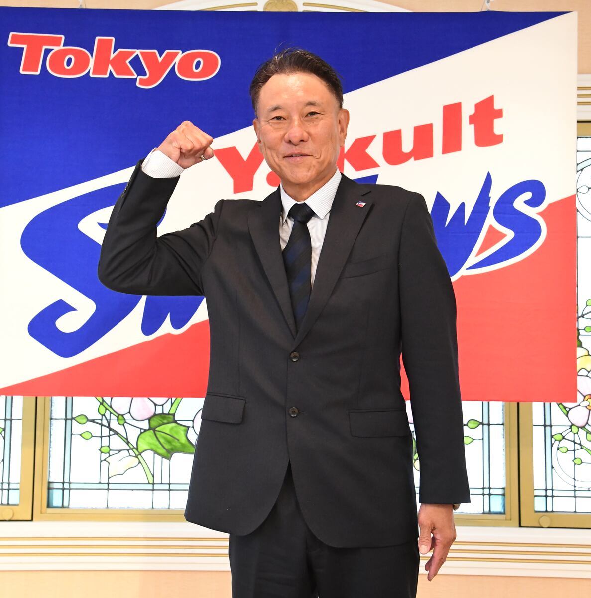 jsbo125's tweet card. 池山流で再建する！！　ヤクルト・池山隆寛新監督（59）が10日、東京・港区の明治記念館で就任会見に臨んだ。複数年契約で背番号は「88」のまま。今季まで6年間2軍監督を務めた新監督は会見の冒頭で「今度