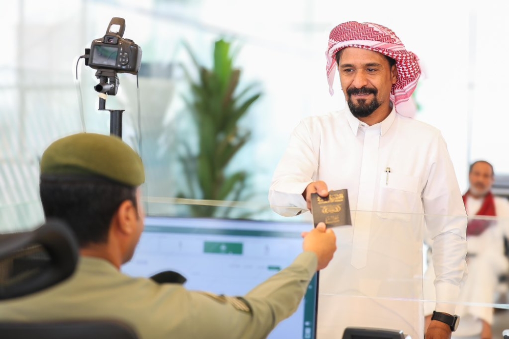 alyaum's tweet card. تواصل المديرية العامة للجوازات استقبال ضيوف الرحمن القادمين لأداء مناسك العمرة لعام (1447هـ).وذلك عبر المنافذ الدولية (الجوية، والبرية، والبحرية)، وإنهاء إجراءاتهم...