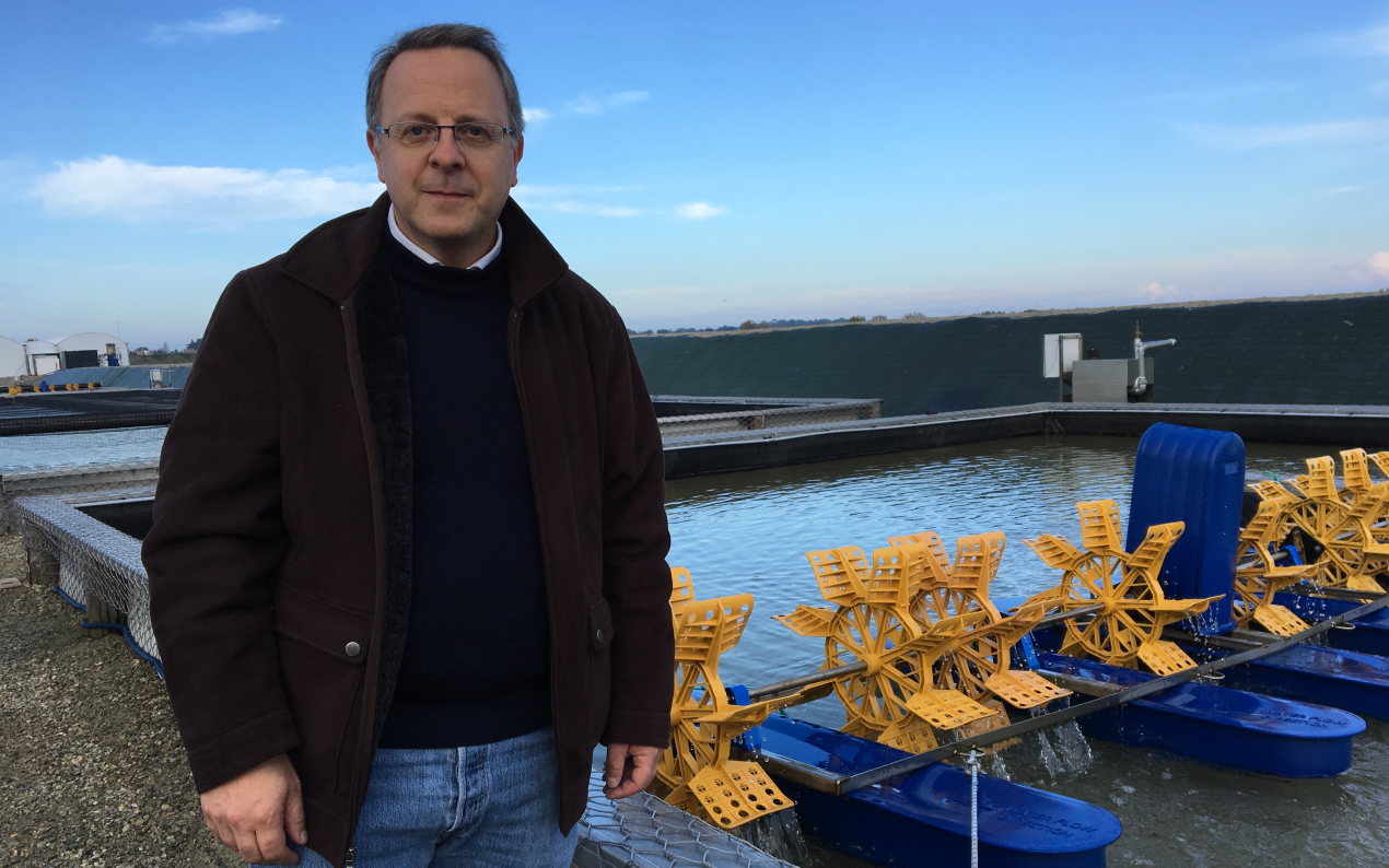 Hemarina's tweet card. Chercheur reconnu, Franck Zal a quitté son emploi au CNRS pour créer Hemarina. À Noirmoutier, en Vendée, il élève deux tonnes de vers marins et utilise leur hémoglobine pour développer des produits...