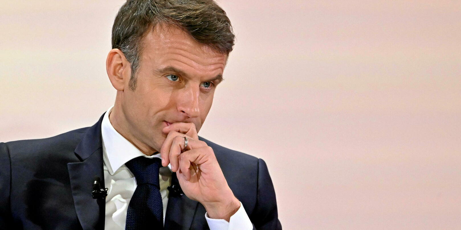 Mathilde_Sd's tweet card. Le président, en période de remaniement, aime faire tourner les têtes à coups de promesses de nomination, souvent sans suite. Avis aux aspirants Premiers ministres !
