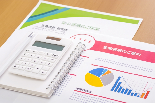 web_notebook's tweet card. 生命保険の更新期に直面したら「据置・転換・リモデル」の違いを理解することが大切。保険料の上昇や保障の見直しに悩む40〜60代向けに、交渉のコツと選び方を解説します。