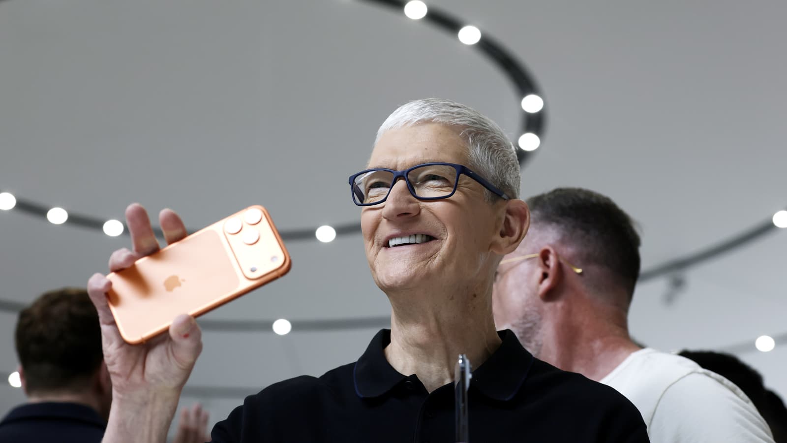 CuriousCatsAI's tweet card. Apple nears deal to acquihire Prompt AI, a computer vision startup founded by UC Berkeley researchers.