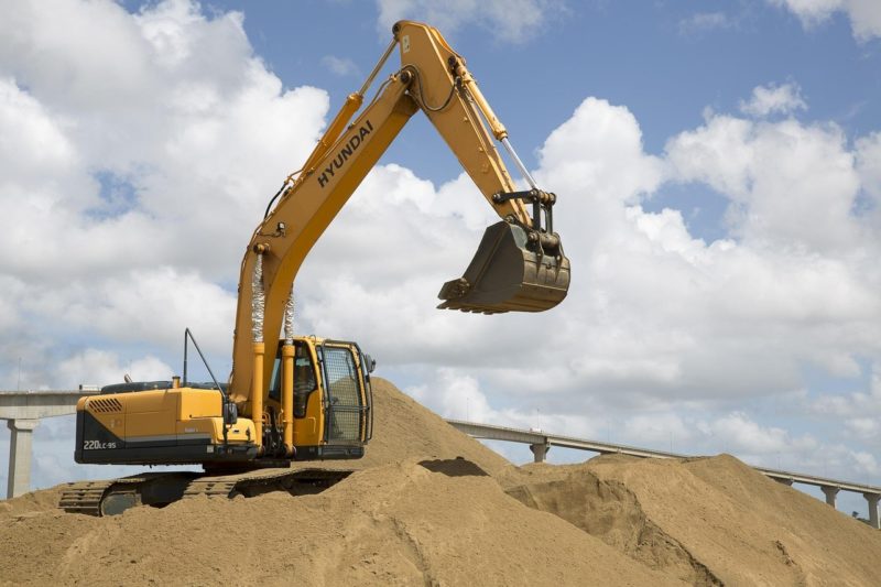 CosmoBC_Tech's tweet card. Explore the main types of excavator attachments—augers, hammers, blades, grapples, and buckets with thumbs—for versatile construction site use.